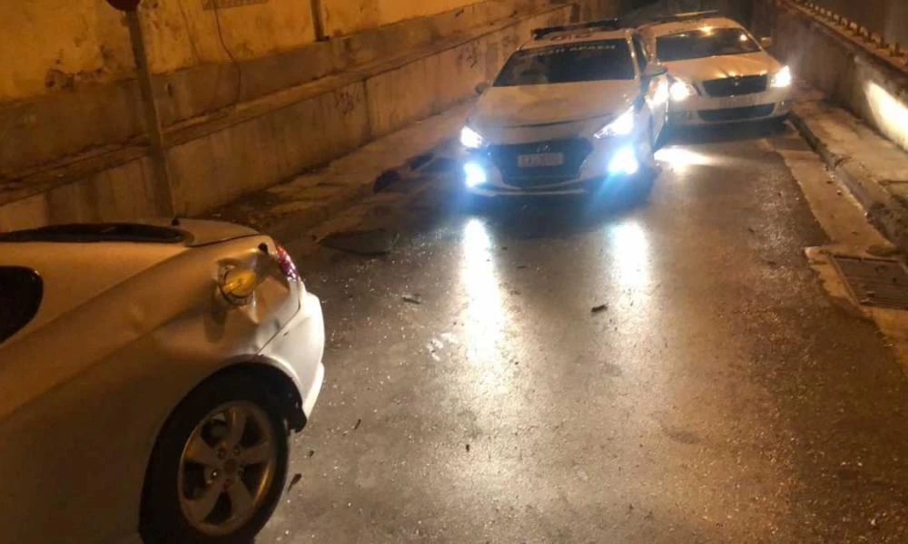 Νέος Κόσμος: Άγρια καταδίωξη στο Νέο Κόσμο - Σμπαράλια το περιπολικό